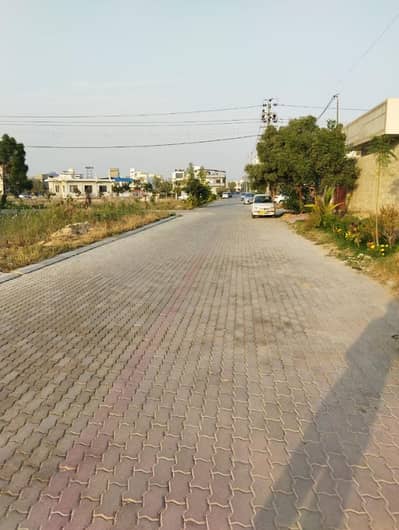SOOMRA SOCIETY HEART OF SCHEME 33 600 SQ YDS PLOT FOR SALE