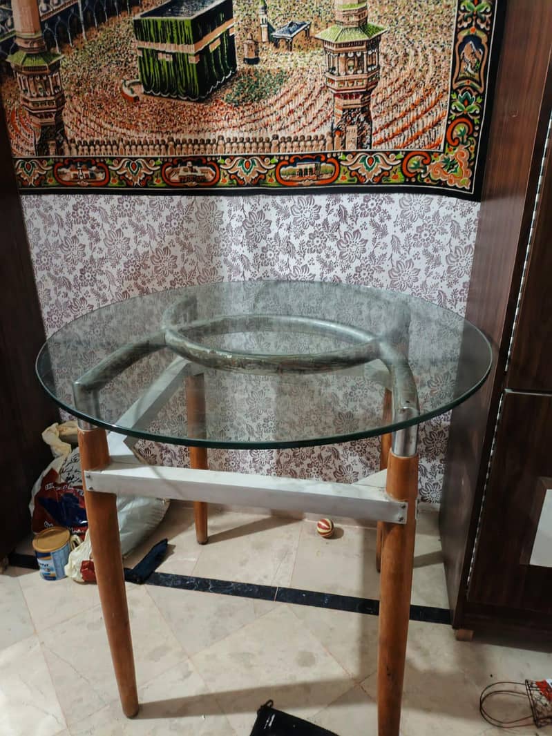 round dining table 0