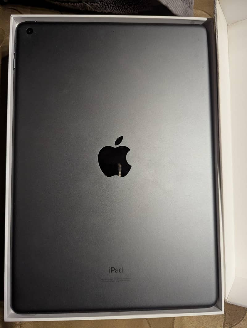 iPad 8 generation with complete box 0