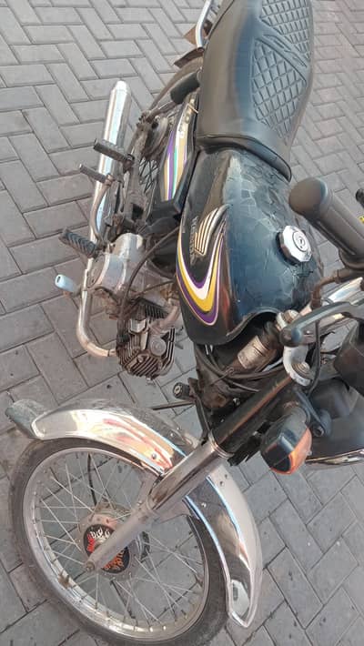 03703905977whtsup krlyhondacd70 15model new all urgent sale