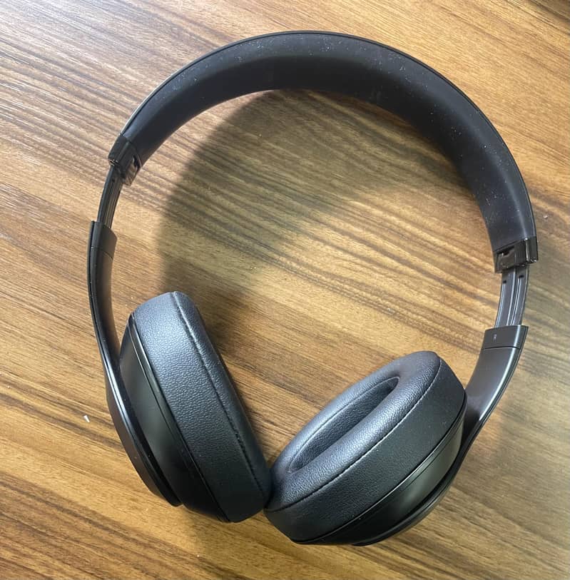 Beats Studio 3 Pristine Condition 10/10 4