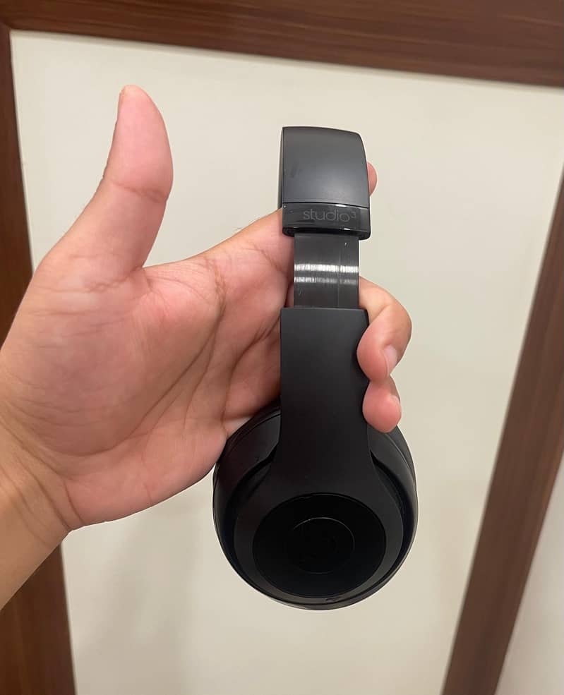 Beats Studio 3 Pristine Condition 10/10 11