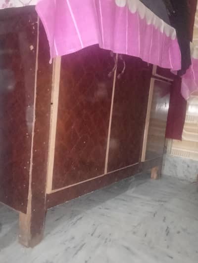 Isteri stand for sale urgent sale full wooden ka khud tyar krwaya hai