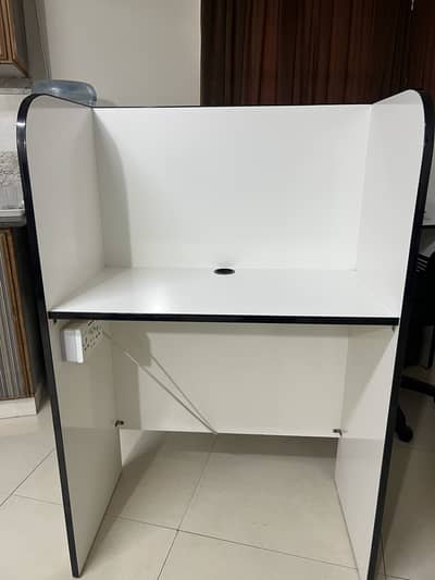 New work stations for call center 2.5/4. Beautiful white colour new.