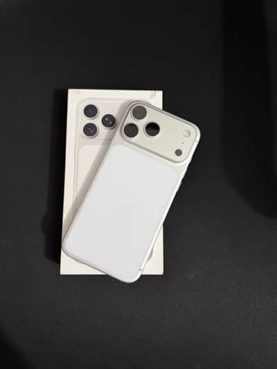 Iphone 17 pro max factory unlock bh 100% 90cycle 10/10 condition