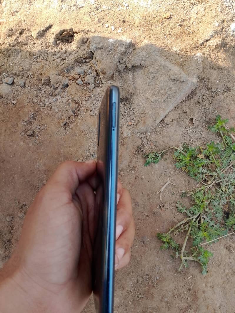 ڈبہ اور چارجر ساتھ ہے جس بھائی کو بھی چاہیے ارجنٹ رابطہ کریں ٹھیک ہے 2