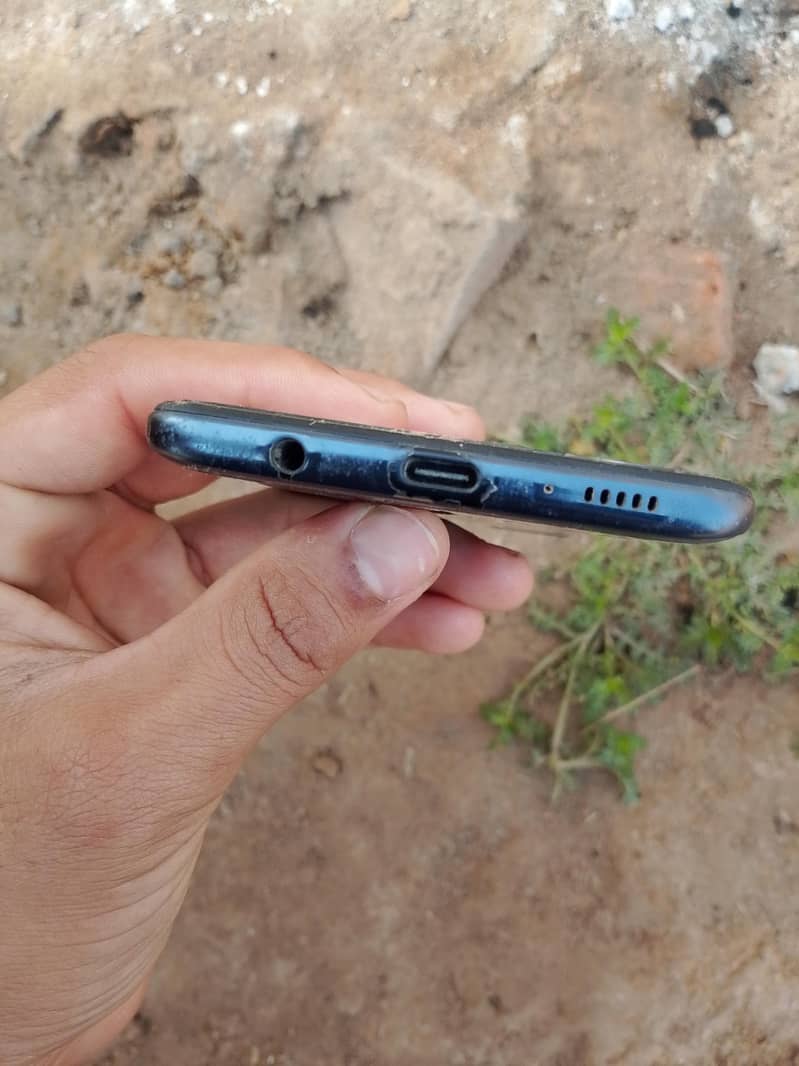 ڈبہ اور چارجر ساتھ ہے جس بھائی کو بھی چاہیے ارجنٹ رابطہ کریں ٹھیک ہے 3