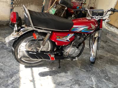 bohat achi condition me ha bike