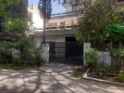 35*70 Cda Transfer Top Location House Available In G-9/4 Near Metro Station And Service Road