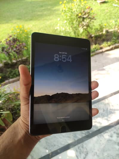 iPad mini 5 64gb with original box and accessories