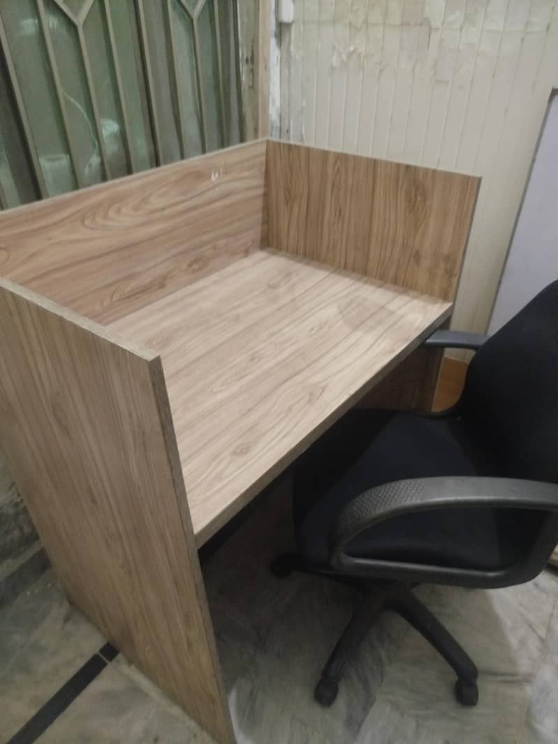 Table/Workstation/Computer table 0