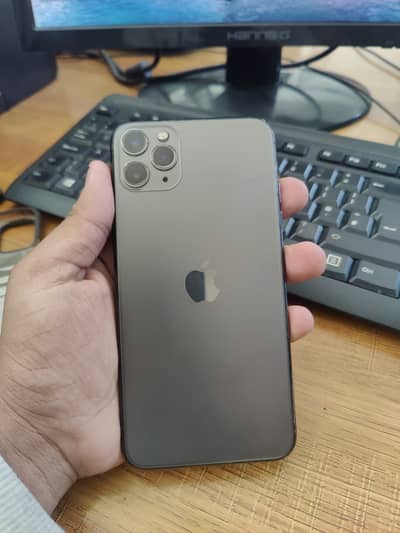 Apple iPhone 11 Pro Max sim chal rai ha glitch