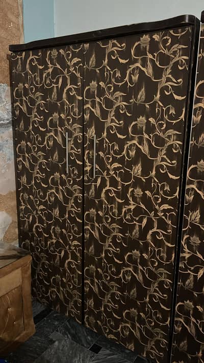 2 Door Almari 10/9 Condition