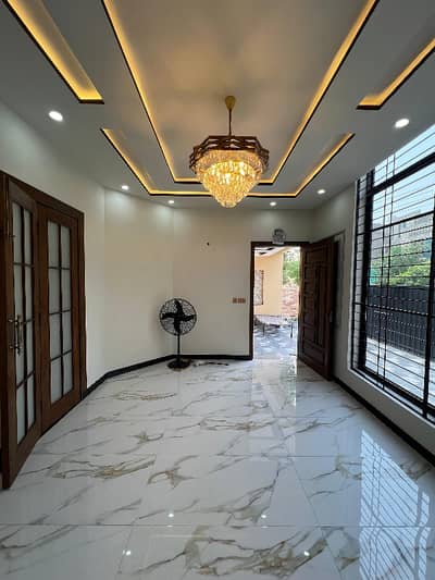 10 MARLA USED HOUSE FOR SALE NASHEMAN IQBAL PHASE 2