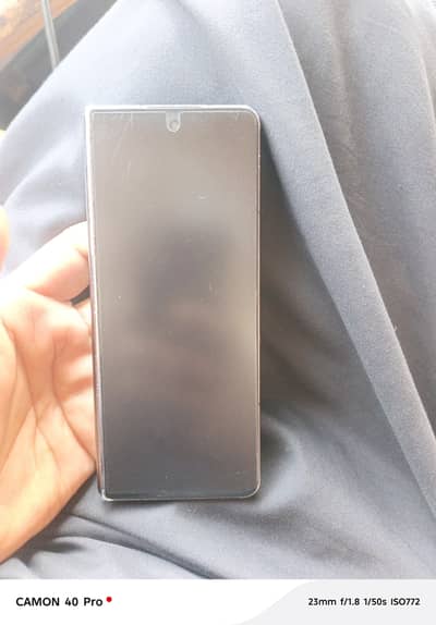 10 by 8 Koi fault ni h  12 Ram 256 memory Camera out class