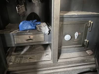 Lohay ki mazboot almari - 0,3,0,1,7,1,0,4,4,0,0