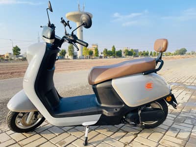 Saige C200 Electric Scooty for sale