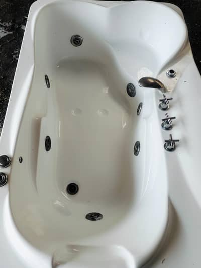 Luxury Jacuzzi Bathtub for Sale – Excellent Condition