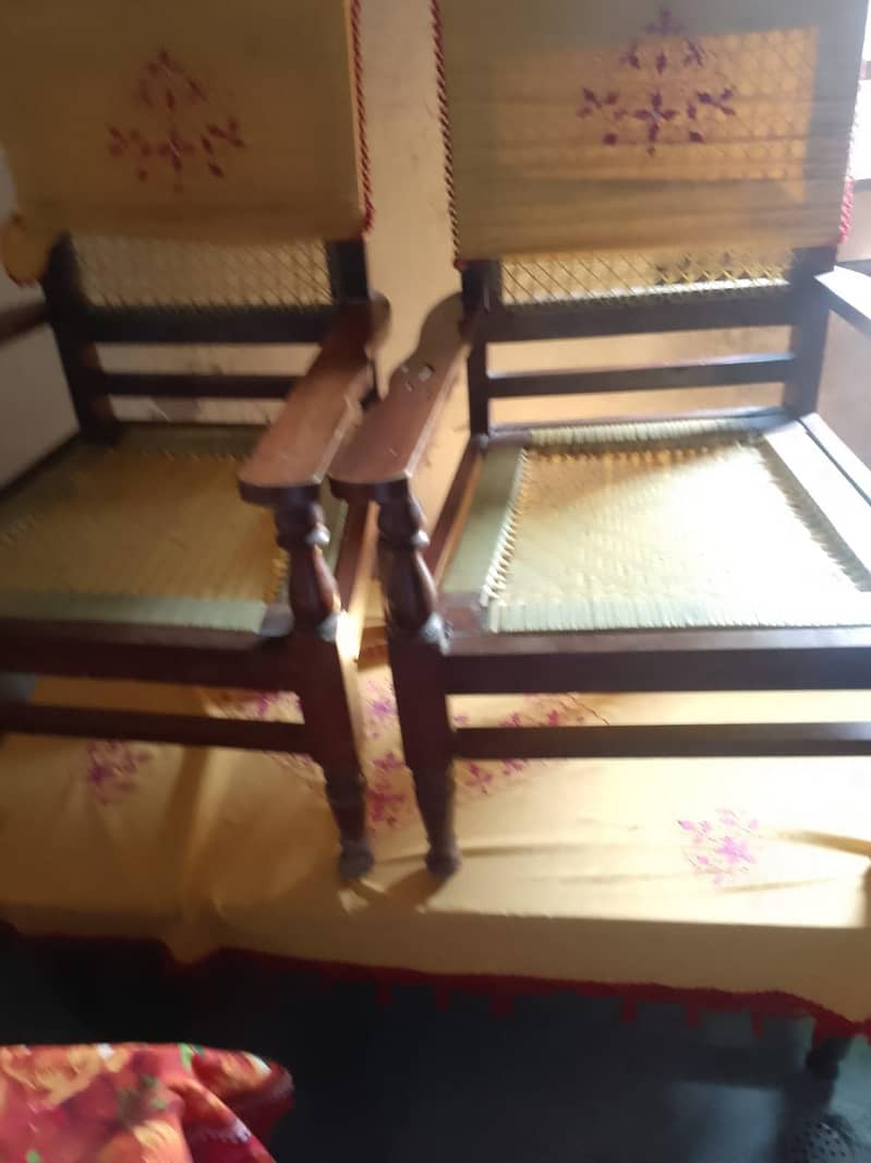 دو عدد کرسی اور ایک برتنوں والی الماری اور ایک میز 3