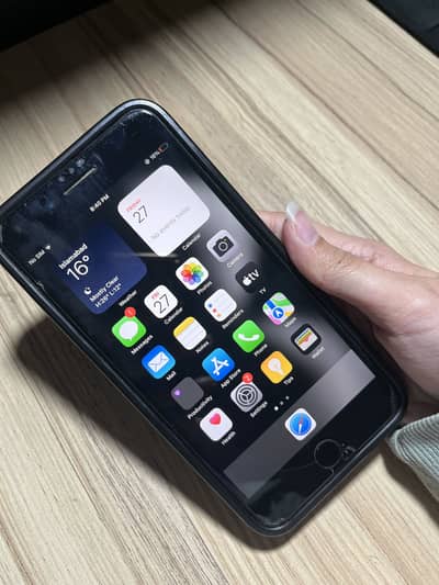 iPhone 8 Plus (Red) – 100% Battery Health – Excellent – FREE 2 Covers