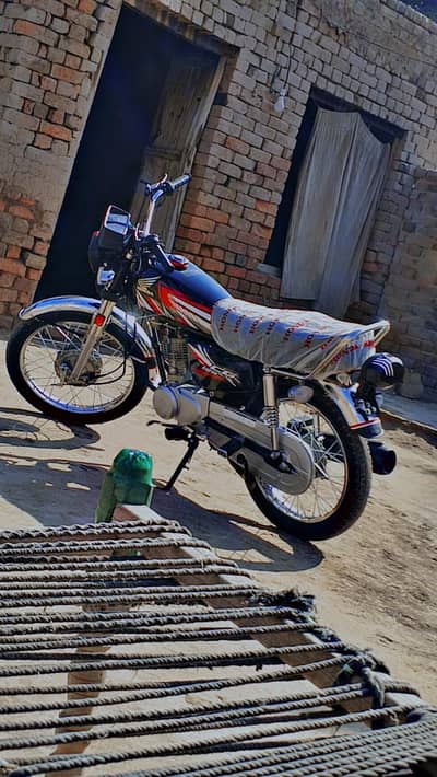 03039144605 / 03247254083 گاڑی کے کاغذ کمپلیٹ ہیں نمبر لگا ہوا ہے