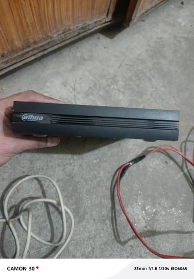Dahua 4chanal Dvr 500GB hard drive 2 cctv camera with to type years