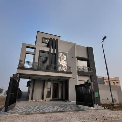 10 MARLA BEAUTIFUL HOUSE FOR SALE AT LOWEST PRICE OF BAHRIA TOWN LAHORE