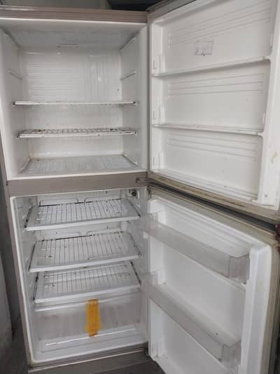 38000 Fridge for salle soan  garden Contact number 0305 5000832