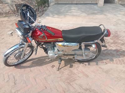 Honda 125 silver special edition like brand new, each and everything