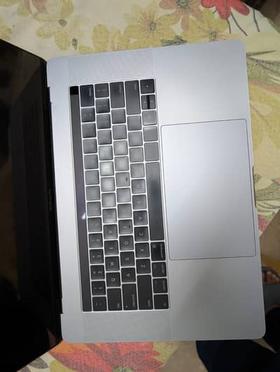 intel i7 2017 16GB Ram 4GB Graphic Card Touch Bar 15.4''