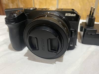 Nikon z30 condition 10/10 2 batter charger lens body
