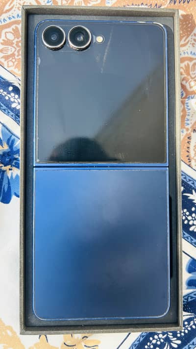 Samsung Z Flip 7 Non pta with box