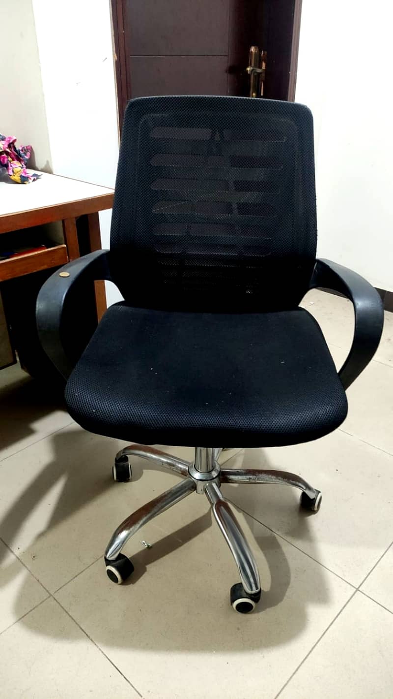 Computer table with rotating chair 0