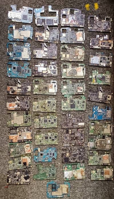 Agr kisi bhi ke pass dead borad mobile ke hu tu bthye achi price du ga