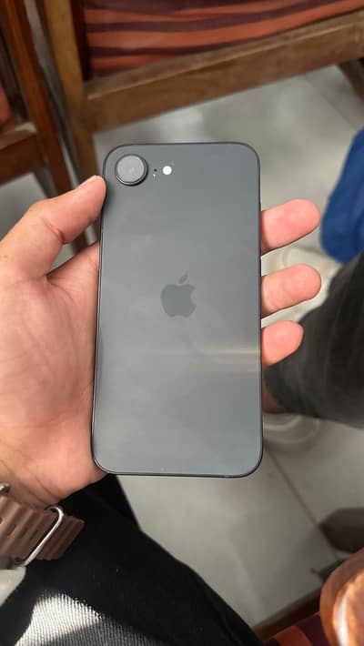 Iphone 16e, 10/10 condition, with box and cable