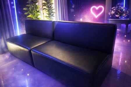 Title: Modern Black Leather Sofa / Lounge Chair – Stylish & Comfortabl