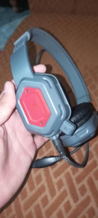 Wired gaming headphones