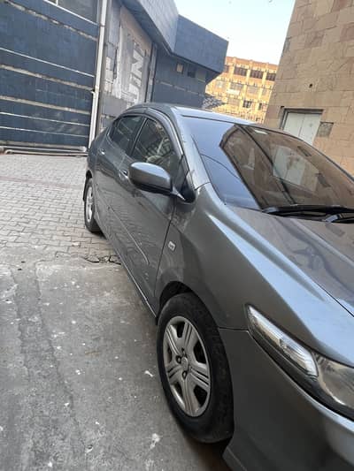 Honda city 2013 original halt may hai ek do pic touch hai only