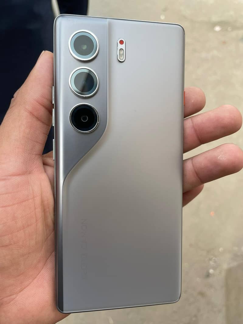 Tecno Camon 40 pro 0