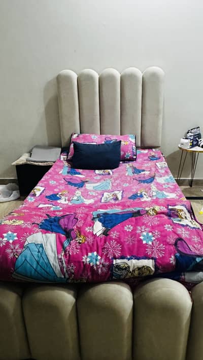 Single bed with 10/10 condition with side table with mattress