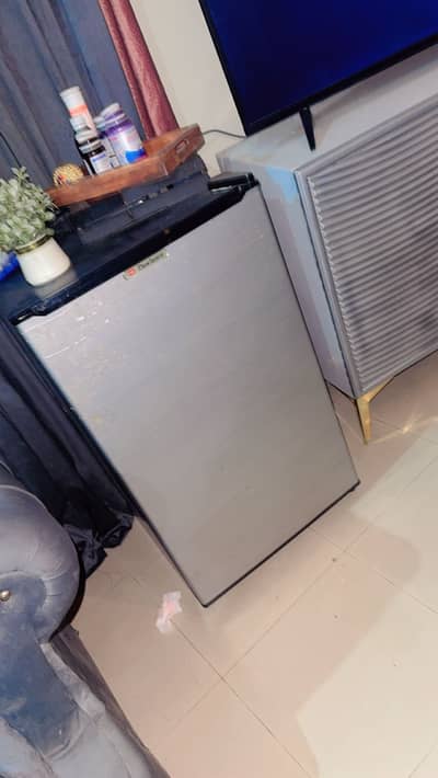 Dawlance mini fridge its new 10\10 condition only one time use