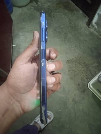 Mobile bilkul new hai ak be line nai hai 8 GB Ram hai 256 GB Memory ha