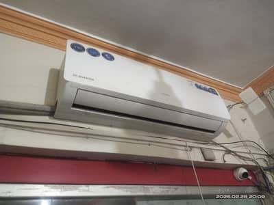 chiq company 1.5 tan inverter brand new condition all ok