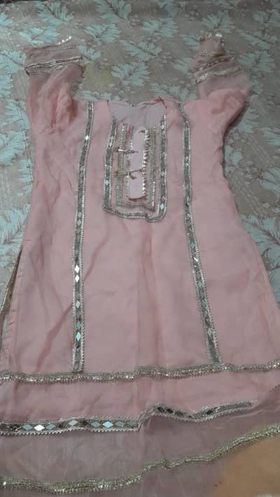 only 1 tume pehna hain new hain bilkul medium size hai