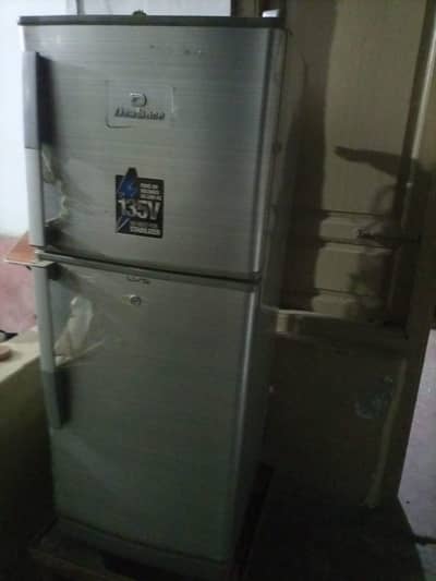 one dwalence frig and one orient oven not working condition