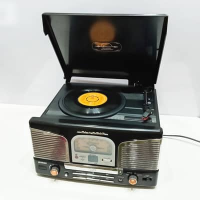 Vintage Proteam 3-in-1 Turntable featuring FM/AM Radio and CD Player