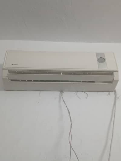 Gree 1 ton split AC fully functional.