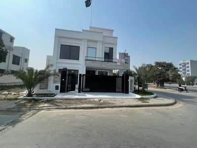 BRAND NEW CORNER FACING PARK HOUSE 10 MARLA AVAILABLE FOR SALE IN CENTRAL BLOCK