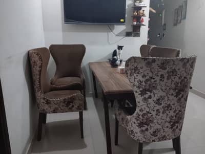 6 seter dining table urjunt sale