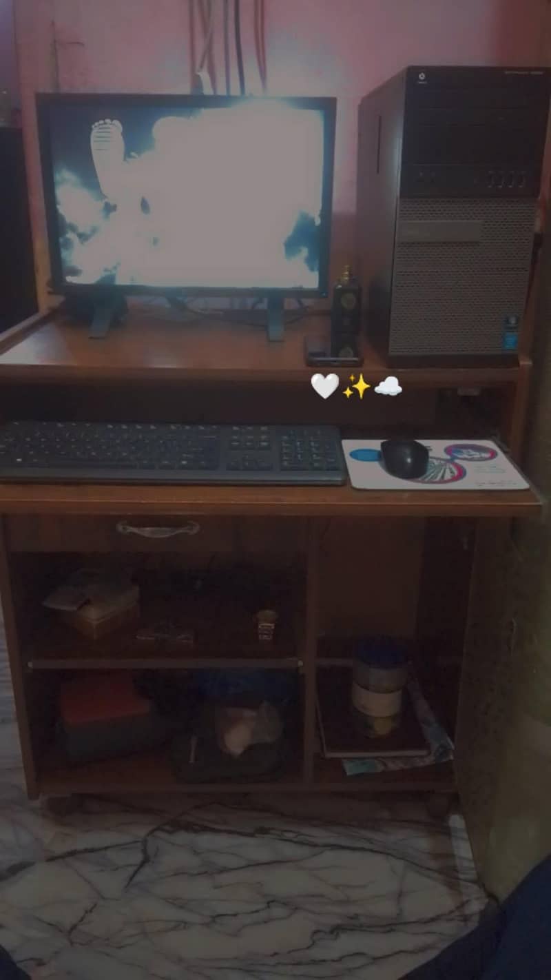 Dell Pc With CPU, KEYBOARD, MOUSE 10/10 CONDITON WITH WOODEN DESK 1